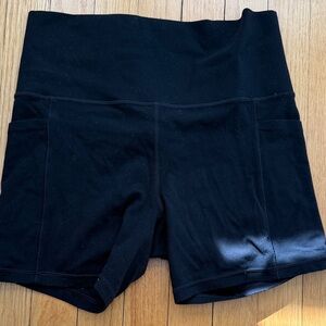 Athleta Black salutation stash pocket 2, 5 inch shorts